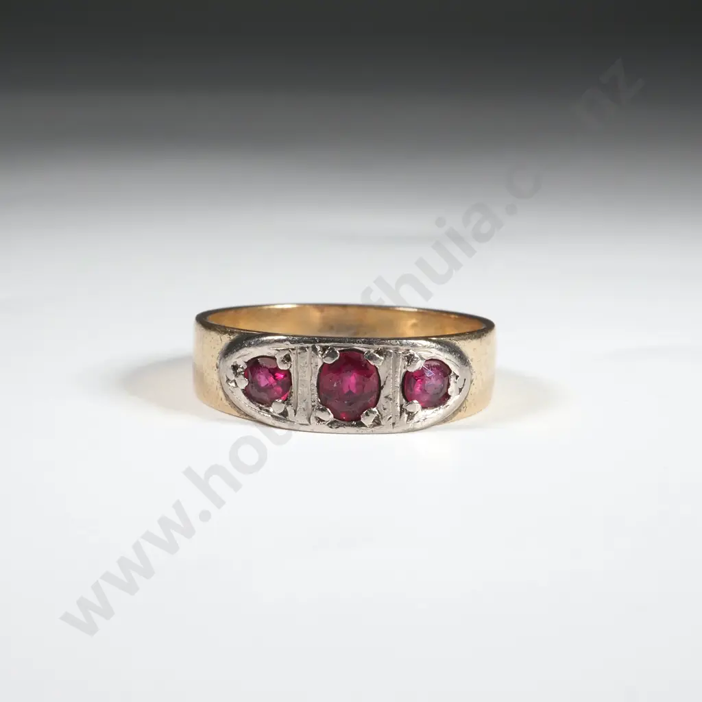 Vintage 9ct Band Set Gold Garnet? & Diamond Ring Image 1++