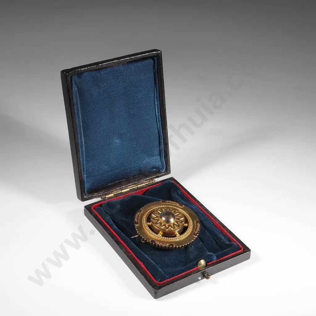 Antique 15ct Gold Brooch w 9ct Gold Fittings - Safety Chain 9ct Image 1++