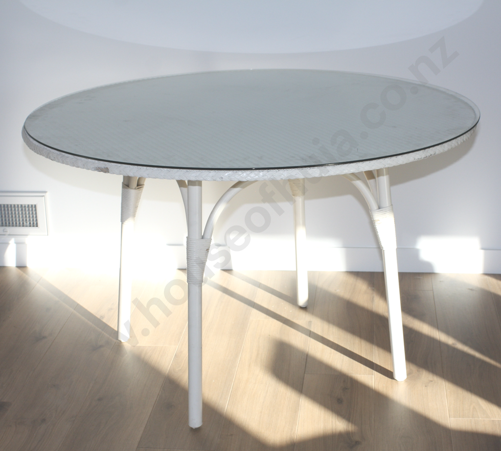 White Wicker Table Image 1++