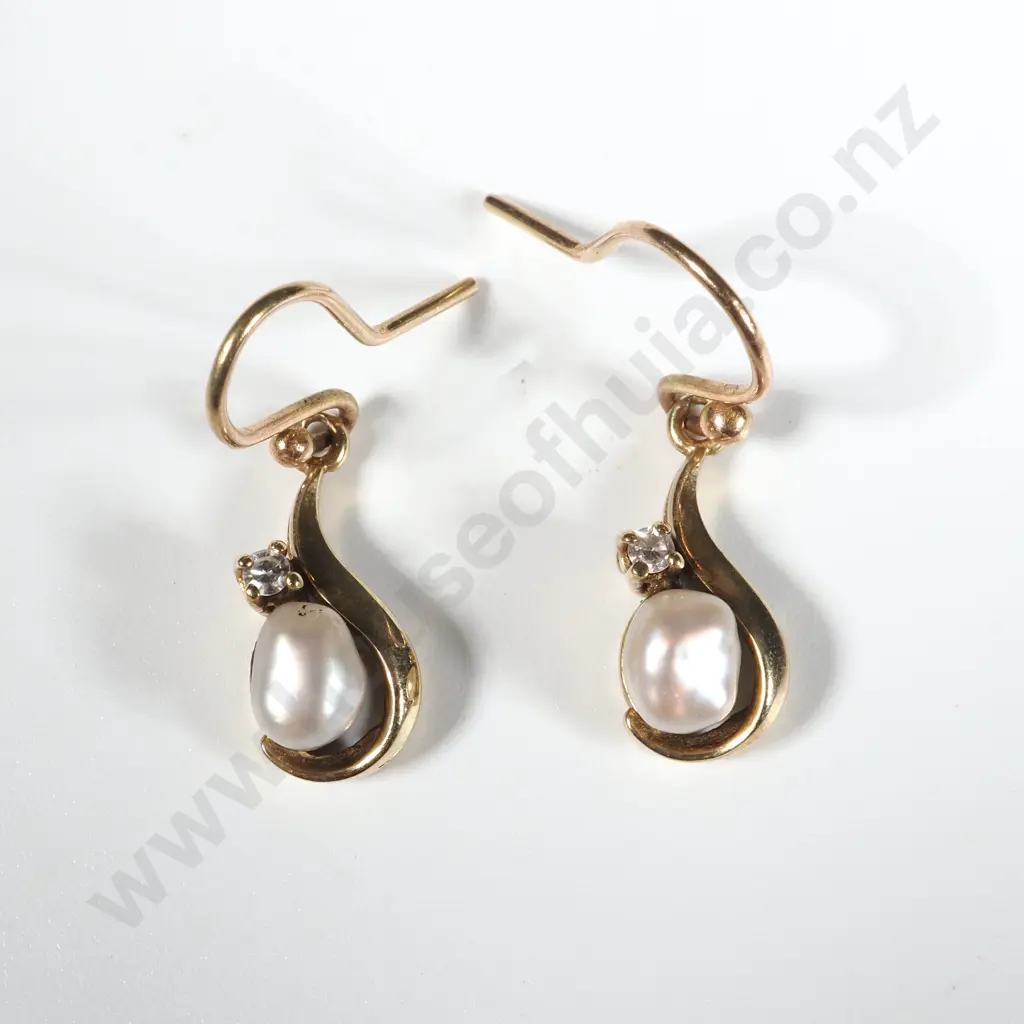 9ct Gold Pearl Drop Earrings Image 1++