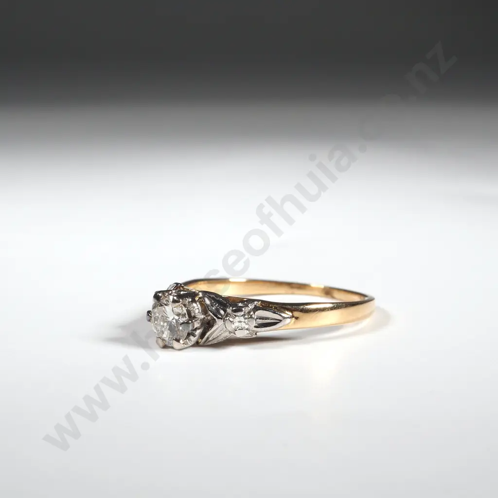 9ct Gold & Solitaire Ring Image 1++