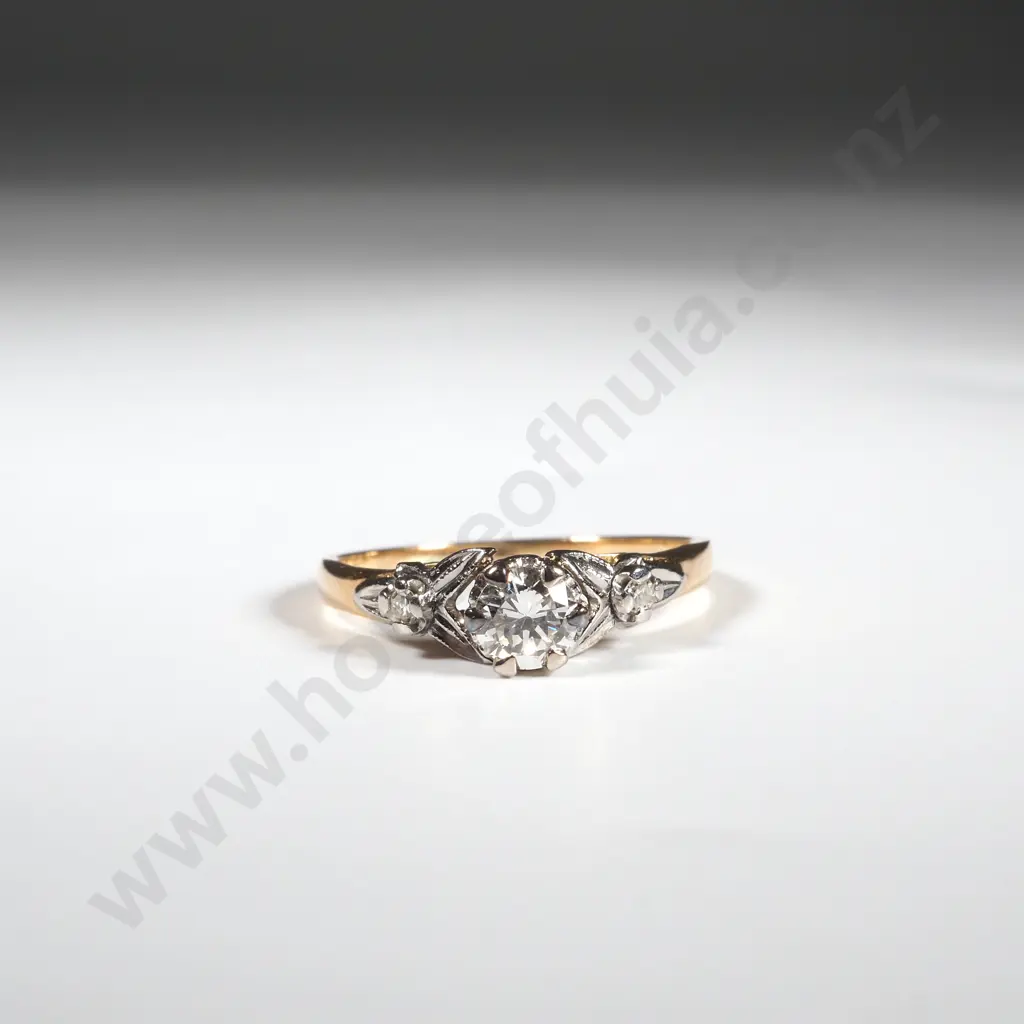 9ct Gold & Solitaire Ring Image 1++