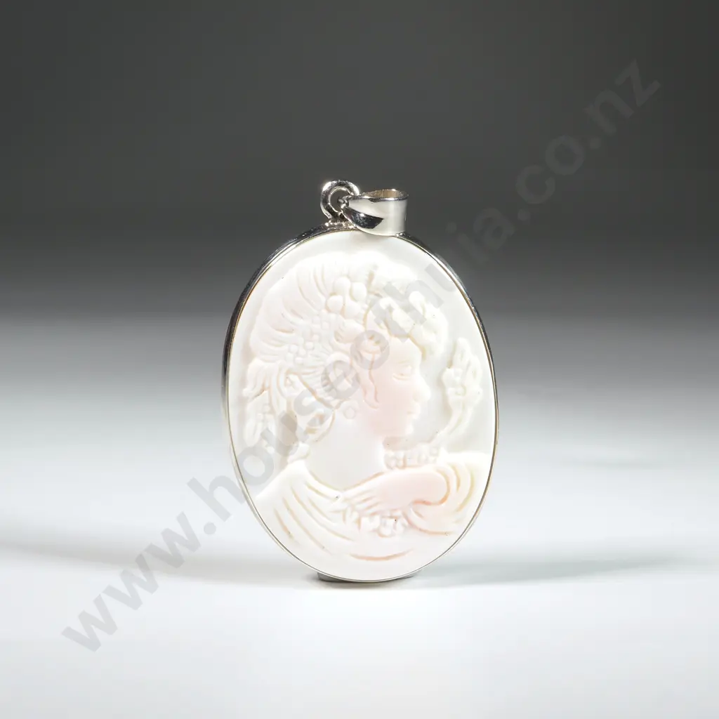 Sterling Silver & Cameo Pendant Image 1++
