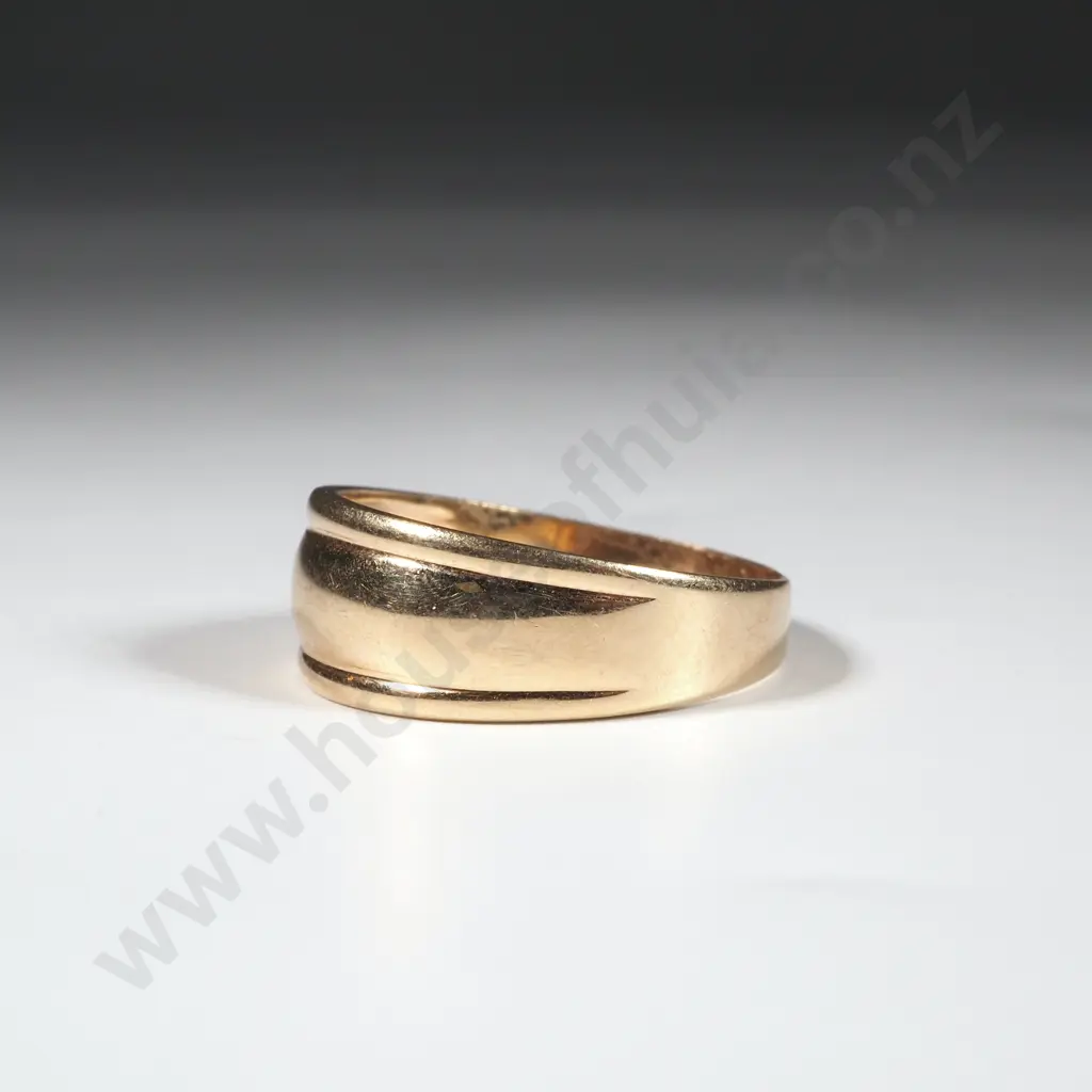 9ct Gold Band w Decorative Edges Image 1++