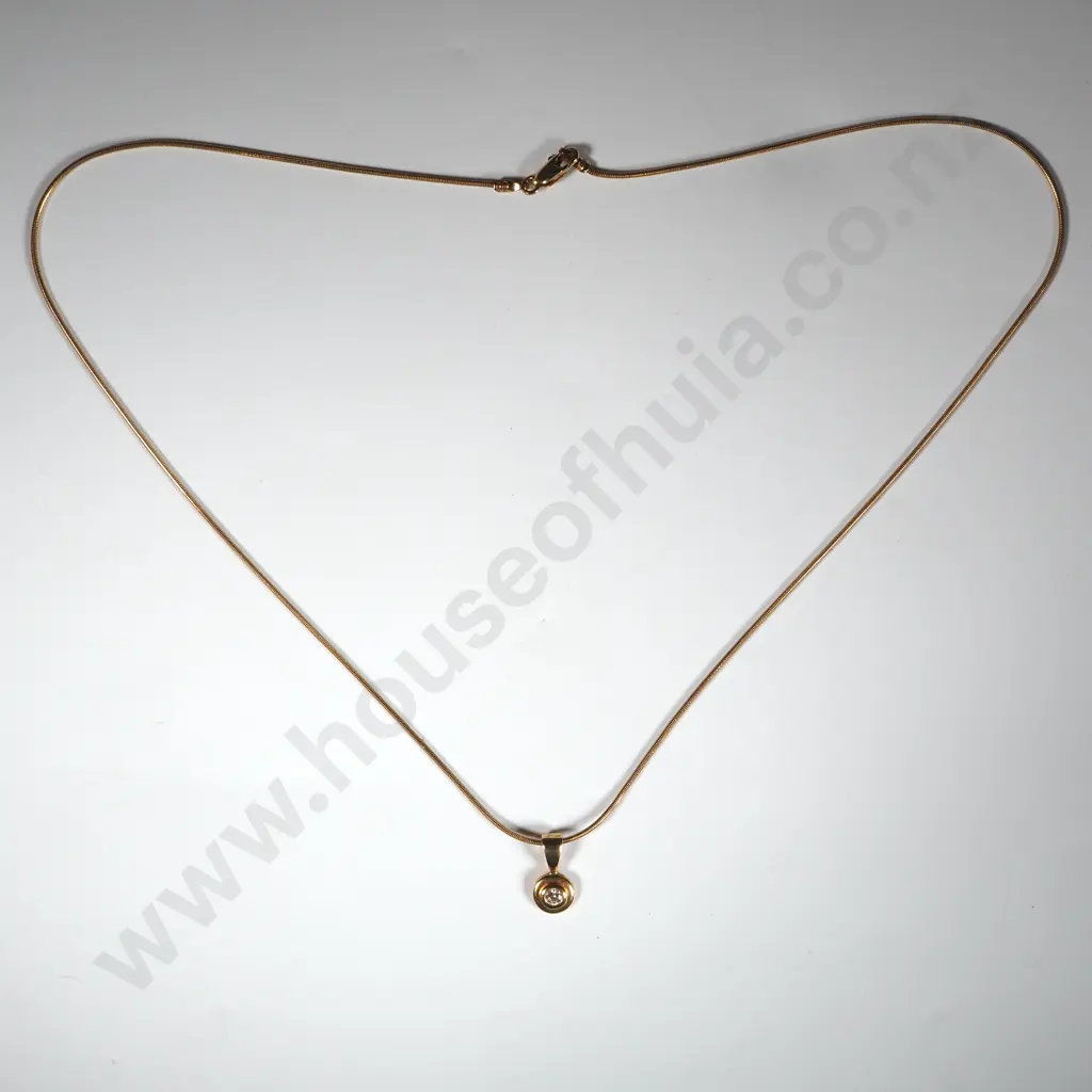 9ct Gold Pendant With A 9ct Gold Chain Image 1++