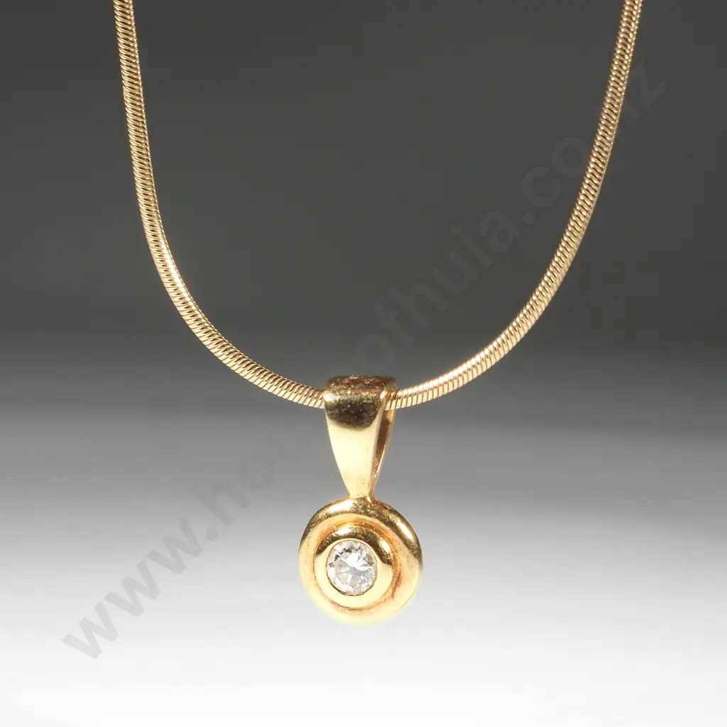 9ct Gold Pendant With A 9ct Gold Chain Image 1++