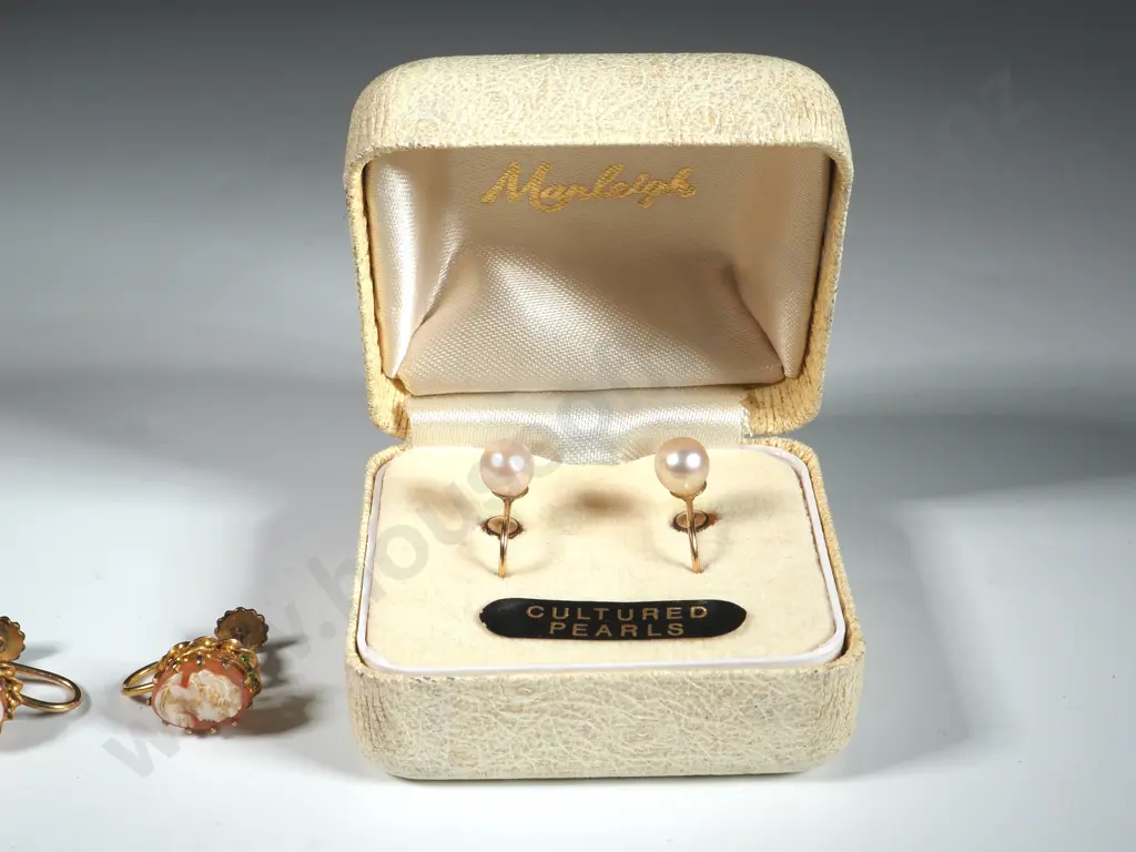 Two 9ct Gold Rolled Earrings  Image 1++