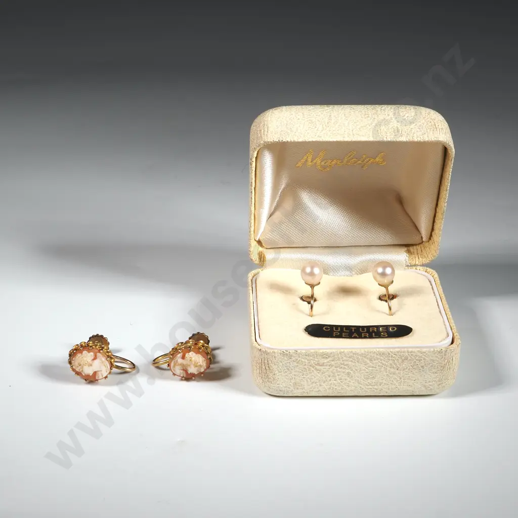 Two 9ct Gold Rolled Earrings  Image 1++