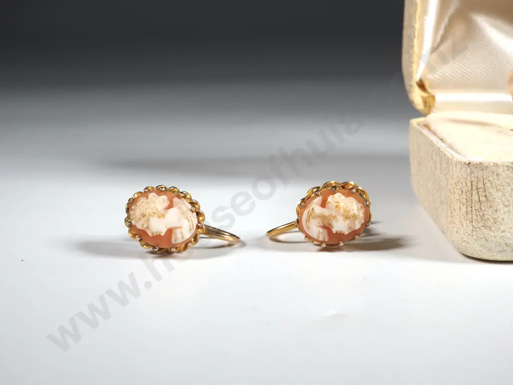 Two 9ct Gold Rolled Earrings  Image 1++