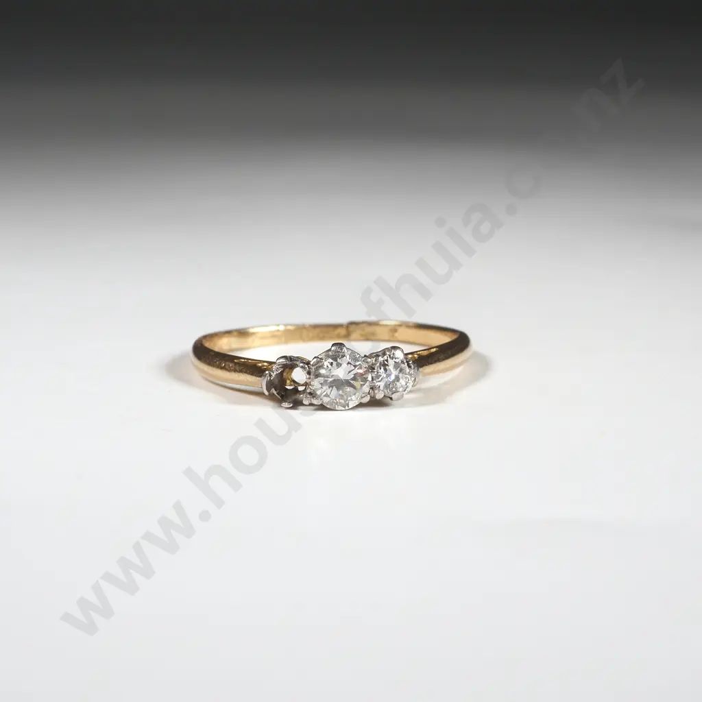 18ct Gold & Diamond Ring - A/F Missing Stone Image 1++