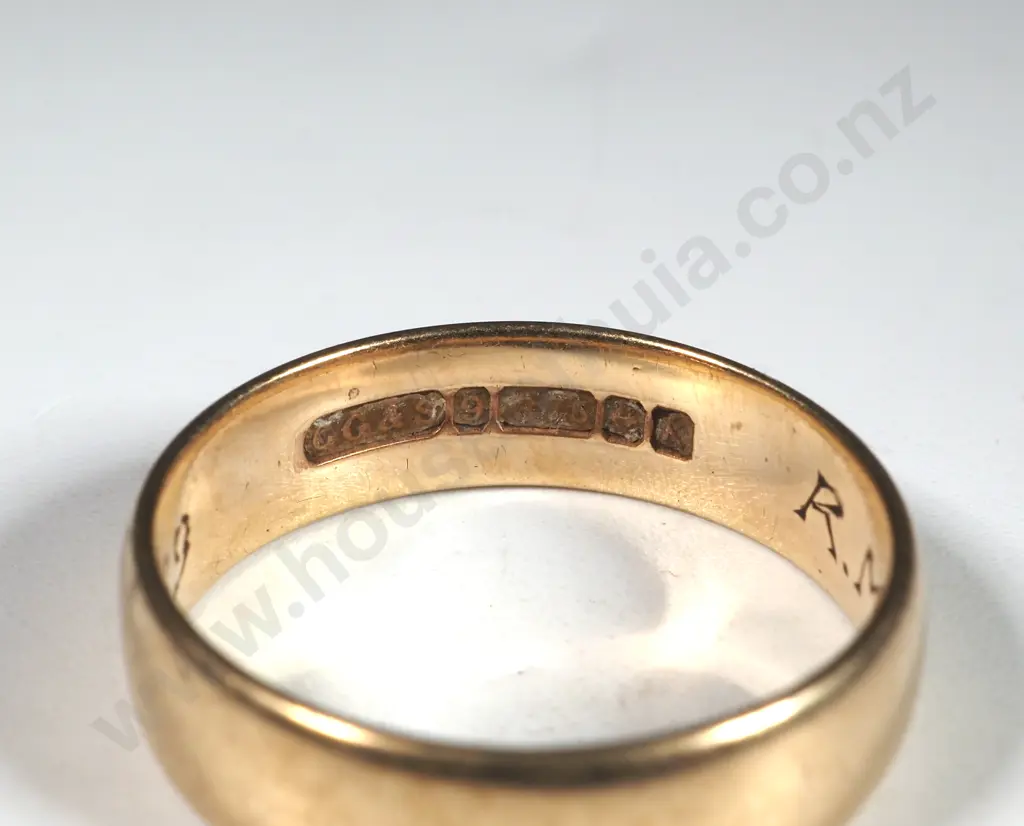 9ct Gold Wedding Band w English Hallmarks Image 1++