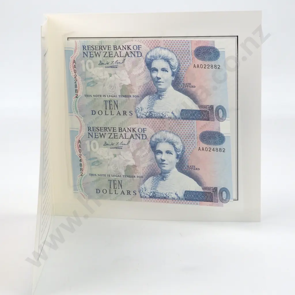 1993 New Zealand Uncut Pair of Ten Dollar Banknotes in Presentation Pack  Image 1++