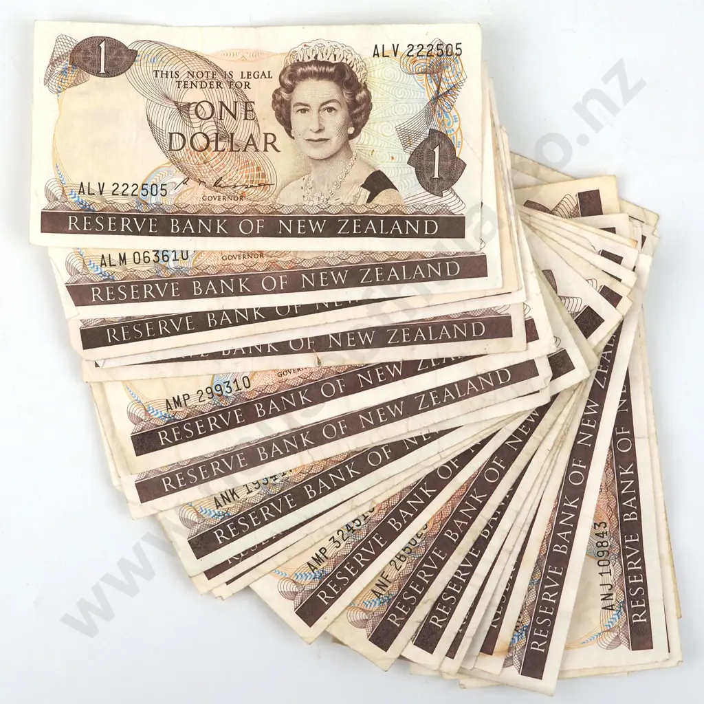 25 New Zealand One Dollar Banknotes - Circulated - Various Signatures  Image 1++
