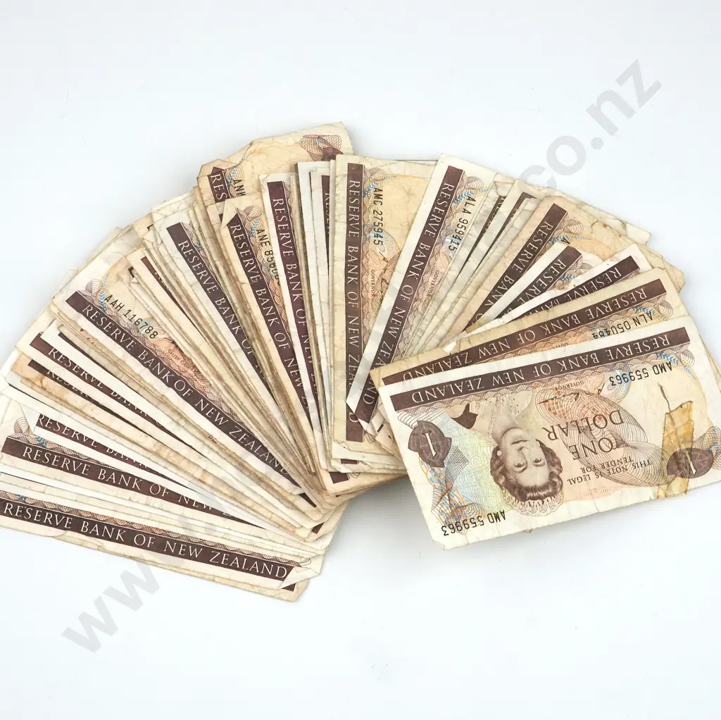66 New Zealand One Dollar Banknotes - Circulated - Various Signatures  Image 1++