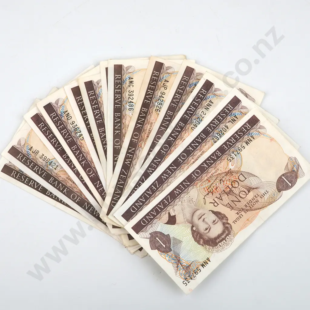 16 New Zealand One Dollar Banknotes - Various Signatures  Image 1++