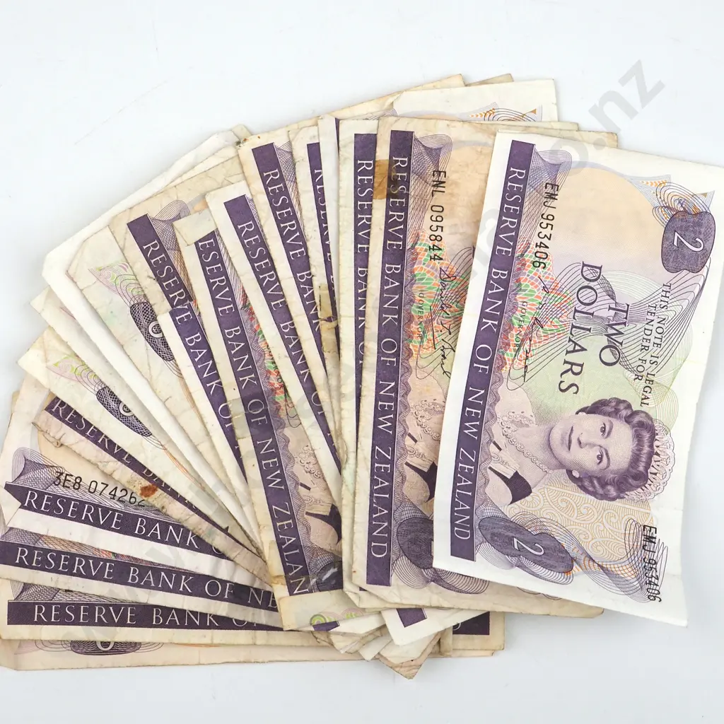 25 New Zealand Two Dollar Banknotes - Circulated Image 1++