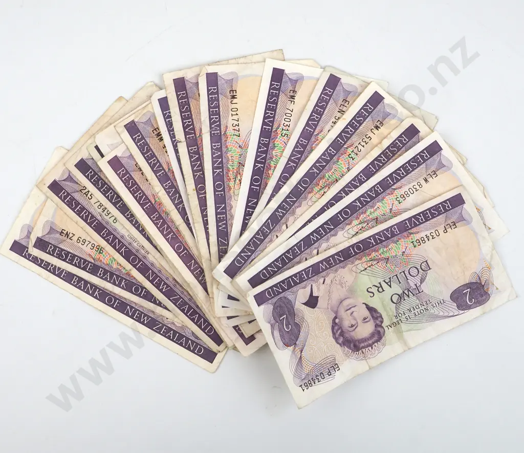 20 New Zealand Two Dollar Banknotes - Circulated - Various Signatures  Image 1++