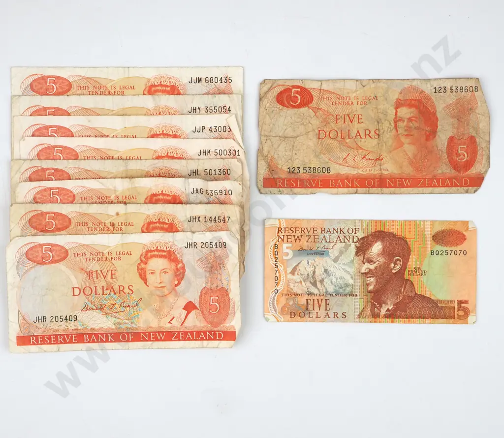 10 New Zealand Five Dollar Banknotes - Circulated Image 1++