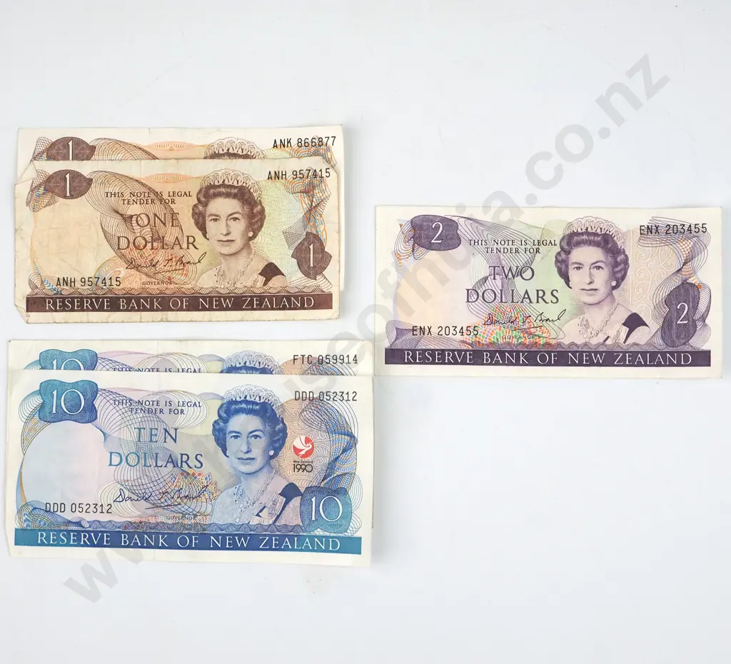 Assorted New Zealand Brash Banknotes - 2 One Dollars, 1 Two Dollar, 2 Ten Dollar Banknotes Image 1++