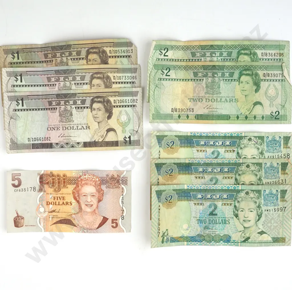 18 Fiji Dollars in Assorted Banknotes: 3x 1 / 5x 2 / 5 Image 1++