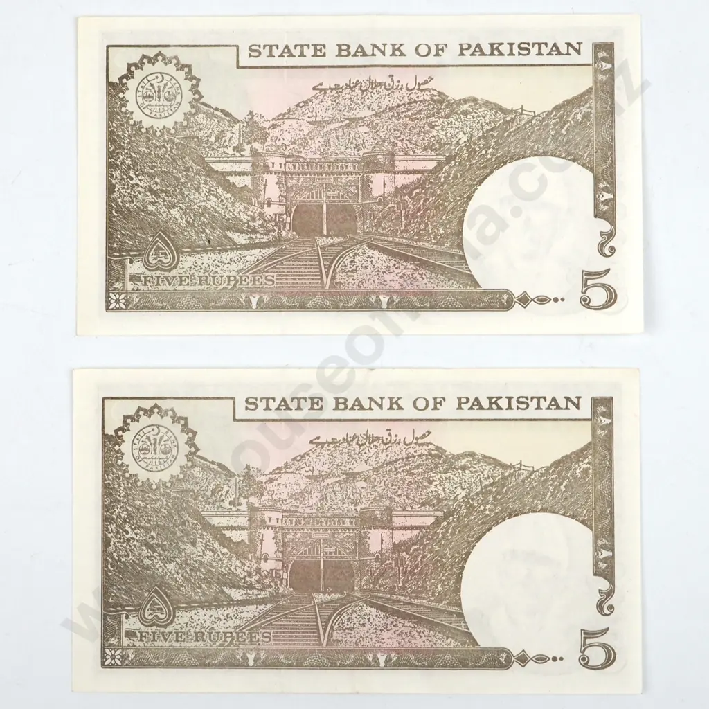 Two Pakistan Consecutive Five Rupee Banknotes  Image 1++