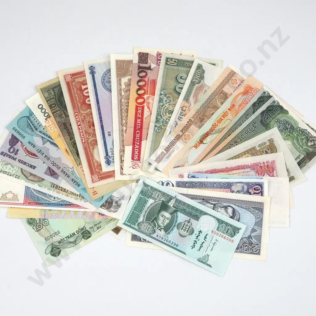 25 Assorted World Banknotes - AUNC Image 1++