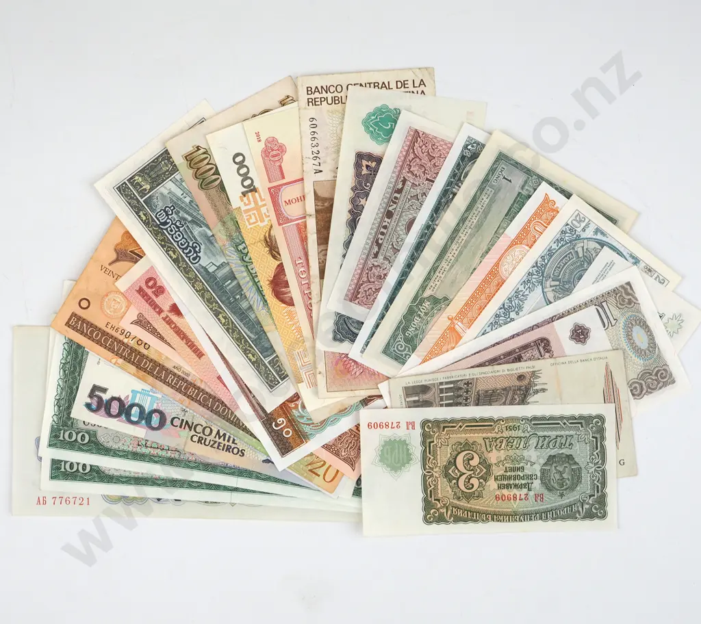 25 Assorted World Banknotes - AUNC Image 1++