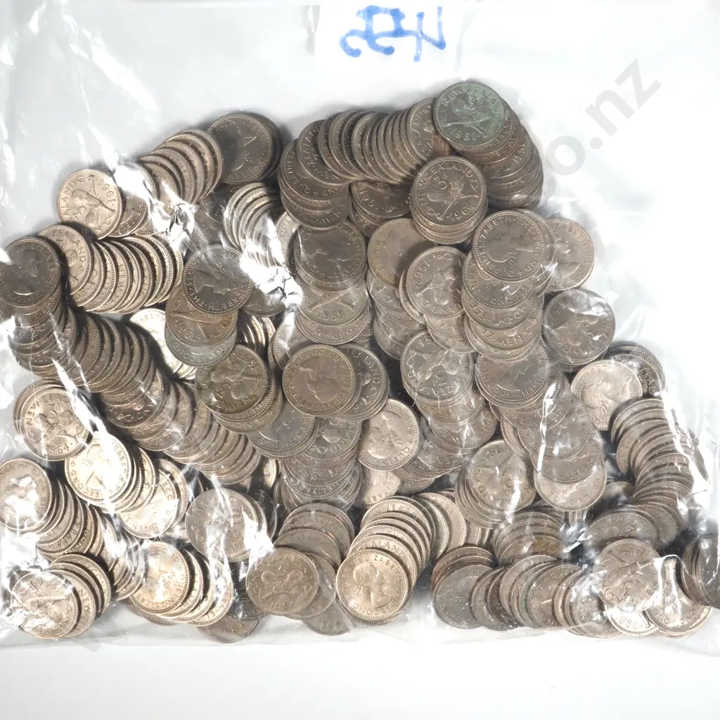 600 Grams of New Zealand Post 1947 Threepence Coins  Image 1++