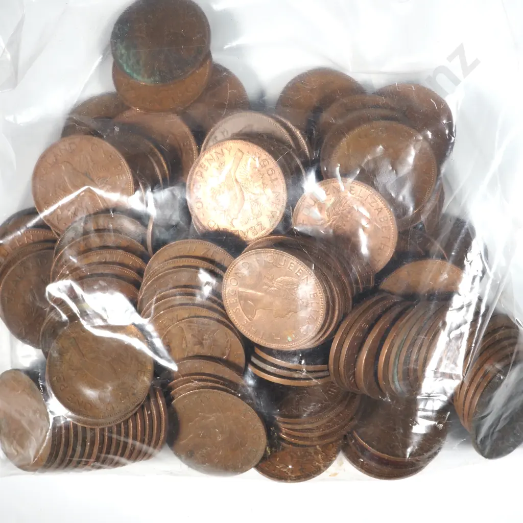 1385 Grams of Copper Coinage - Mainly NZ Pennies  Image 1++