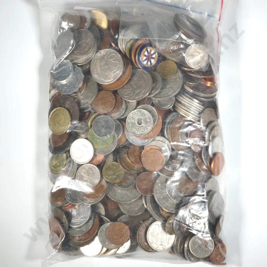 2.33 KG of Assorted New Zealand & International Coinage  Image 1++