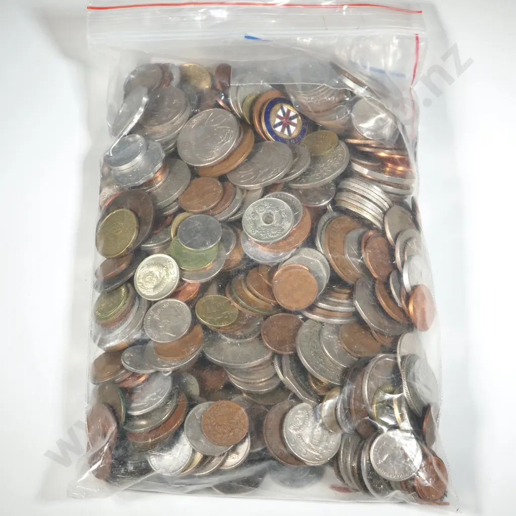 2.33 KG of Assorted New Zealand & International Coinage  Image 1++