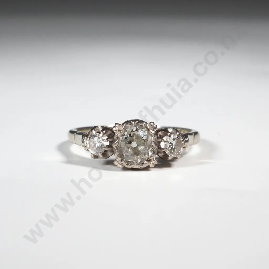 Exquisite 18ct Gold Three Diamond Ring Image 1++
