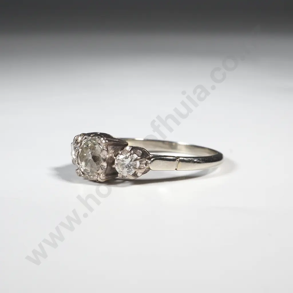 Exquisite 18ct Gold Three Diamond Ring Image 1++