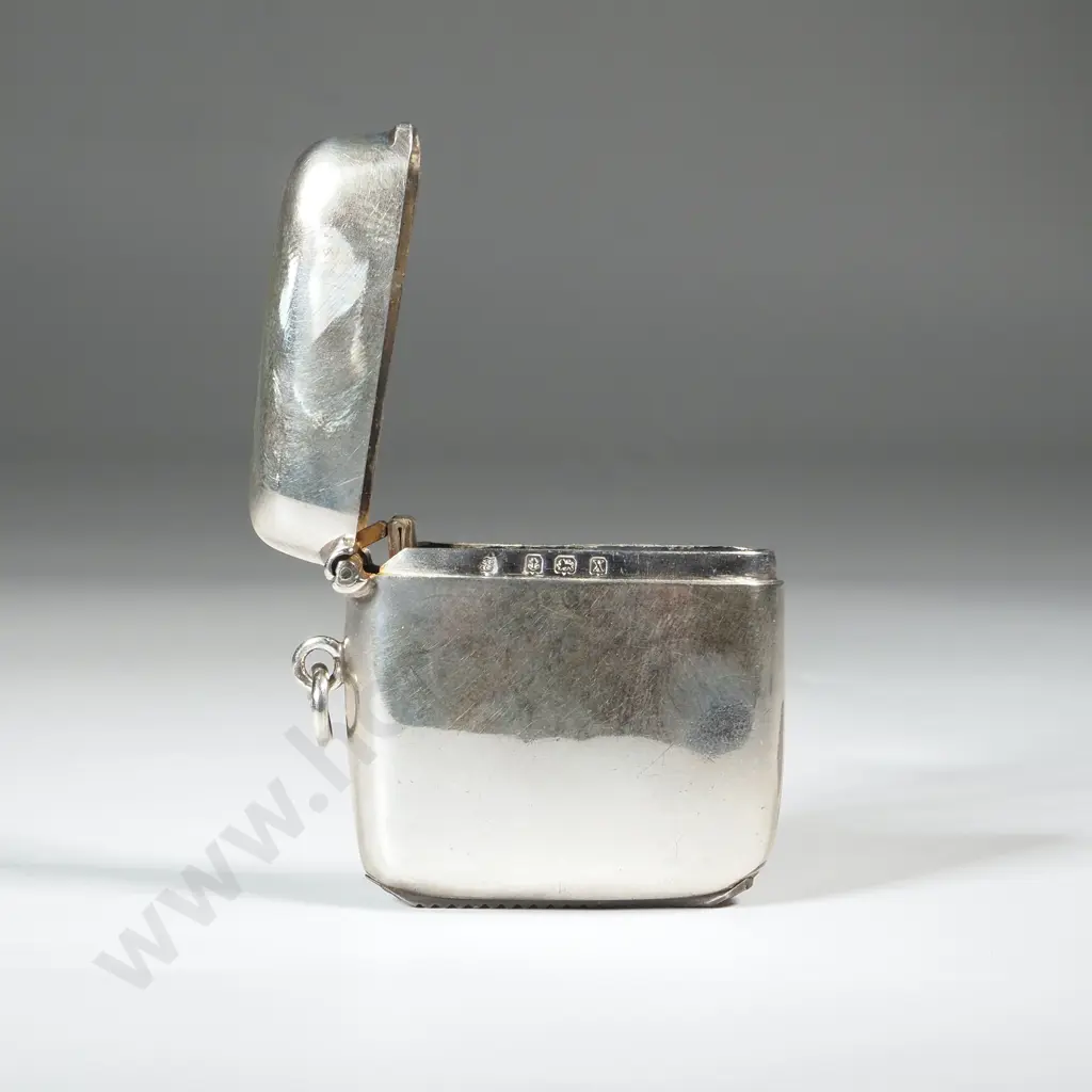 Heavy Sterling Silver Vesta Box Having a Plain Rectangular Shaped Body  Image 1++