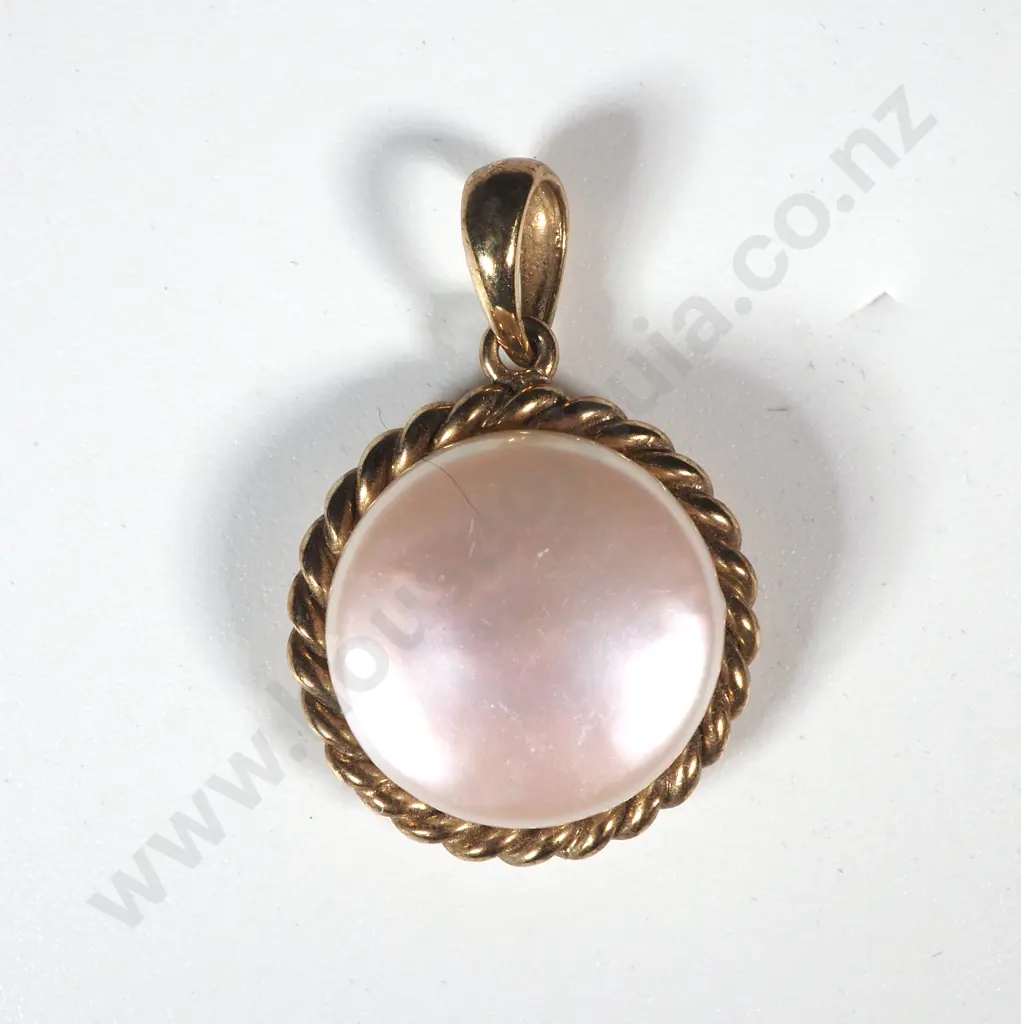 9ct Gold Pearl Pendant Image 1++