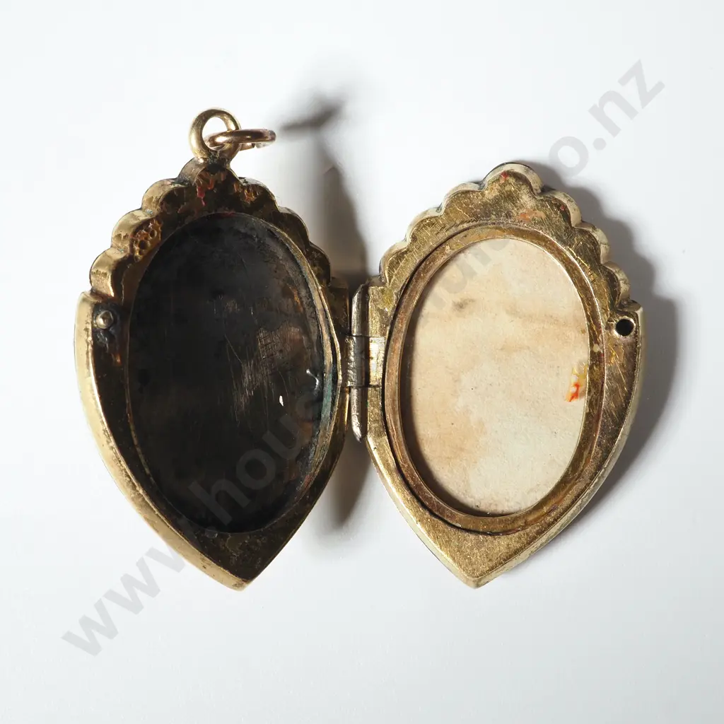 9ct Gold Front & Back Antique Locket Engraved "S" Image 1++