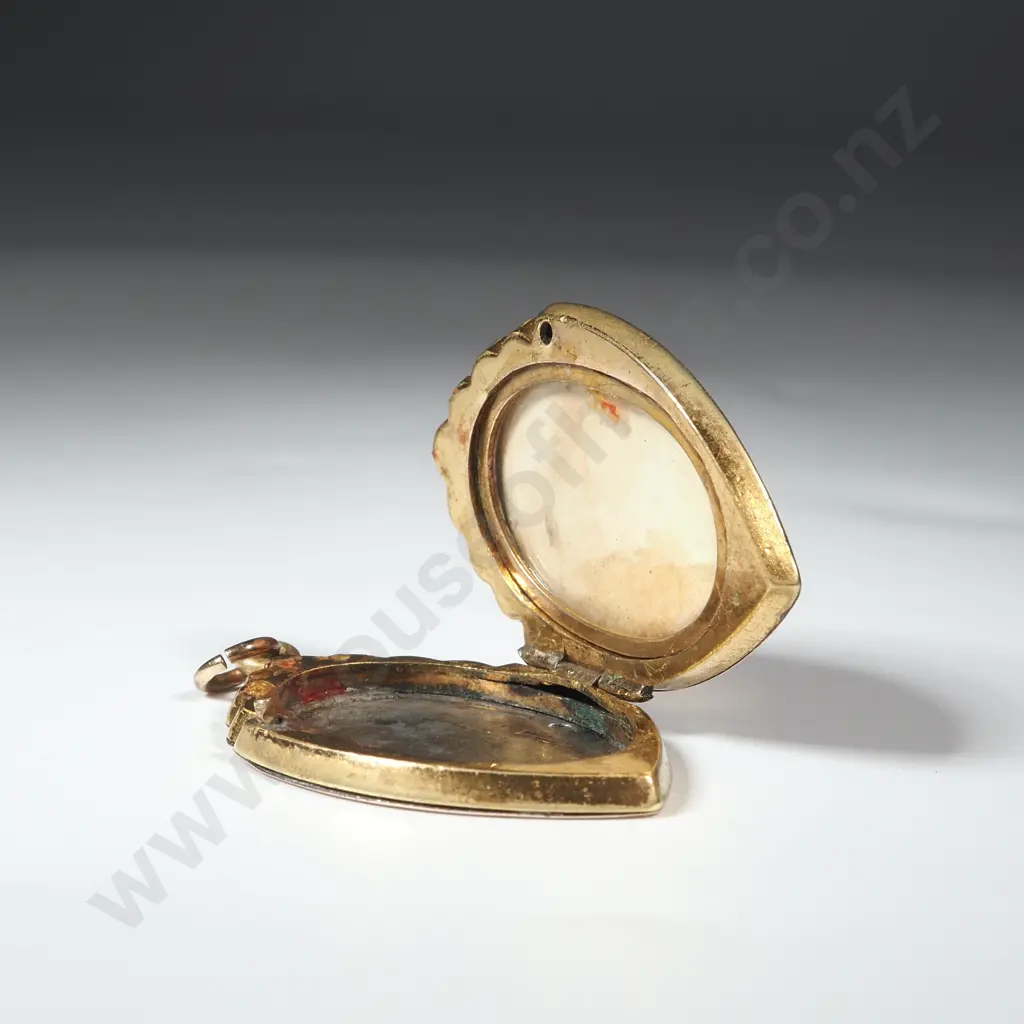 9ct Gold Front & Back Antique Locket Engraved "S" Image 1++