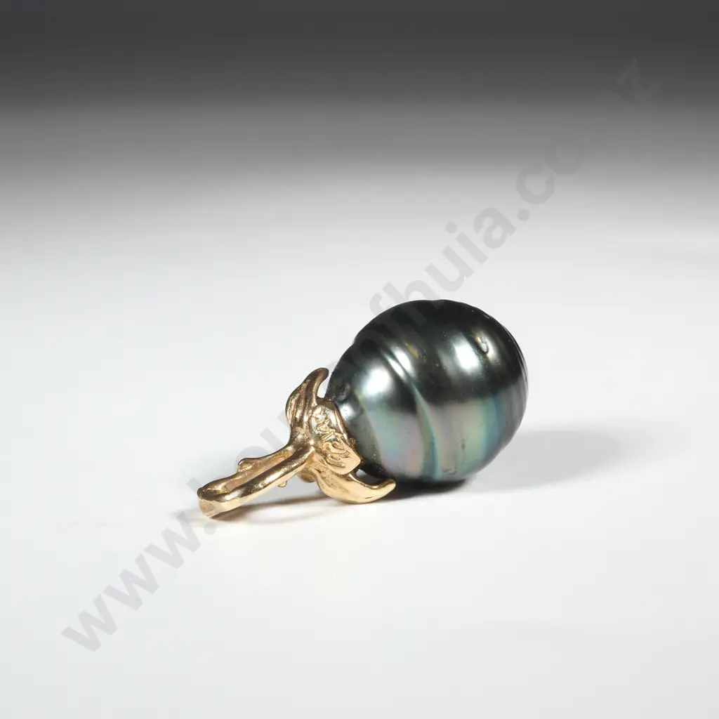 14ct Gold & Black Pearl Pendant with Foliate Detailing Image 1++
