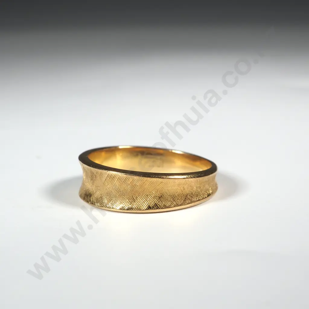 Vintage 18ct Gold Graduated Band Image 1++