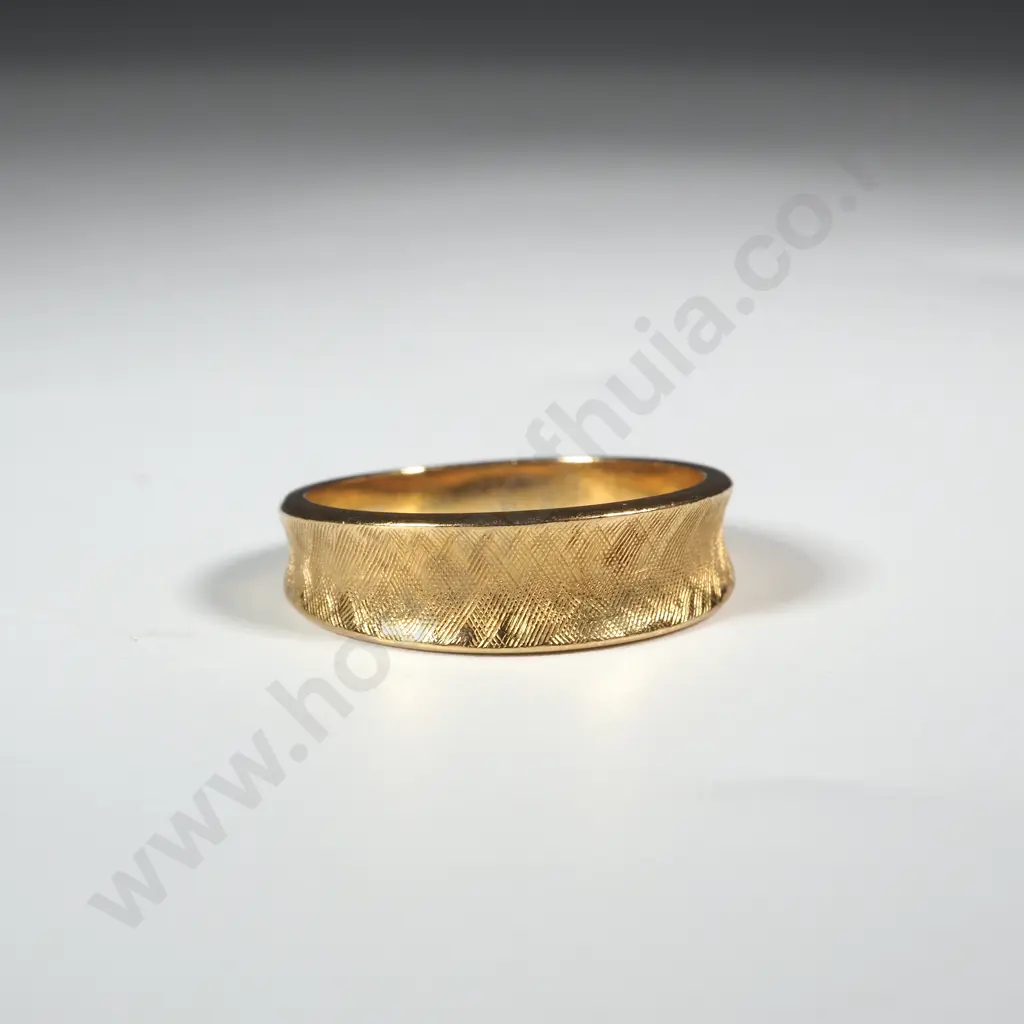 Vintage 18ct Gold Graduated Band Image 1++
