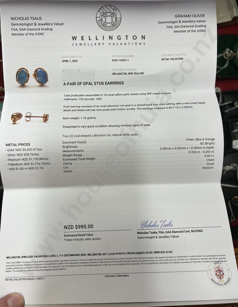 Pair of 18ct Gold Opal Stud Earrings Valued at $900 Image 1++