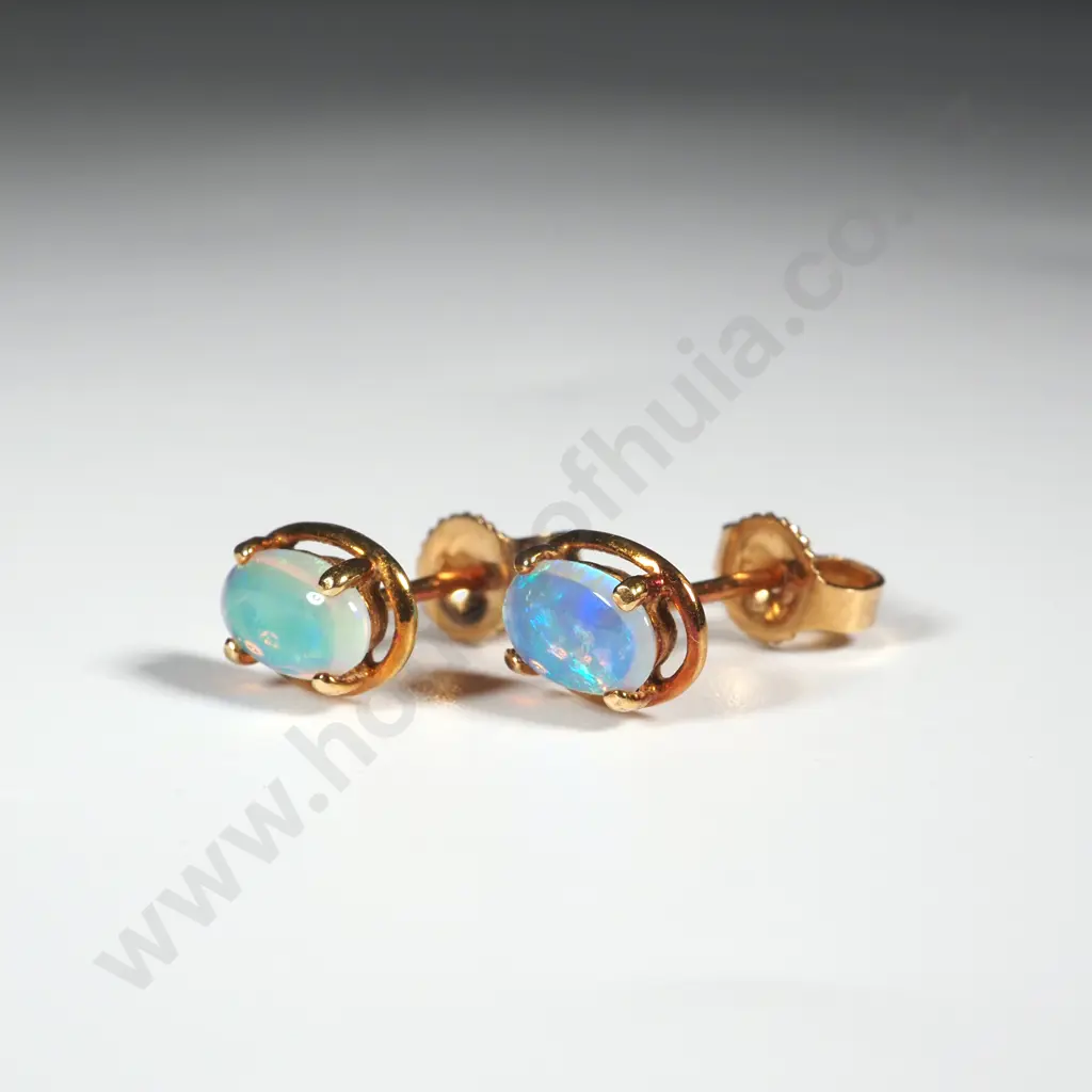 Pair of 18ct Gold Opal Stud Earrings Valued at $900 Image 1++