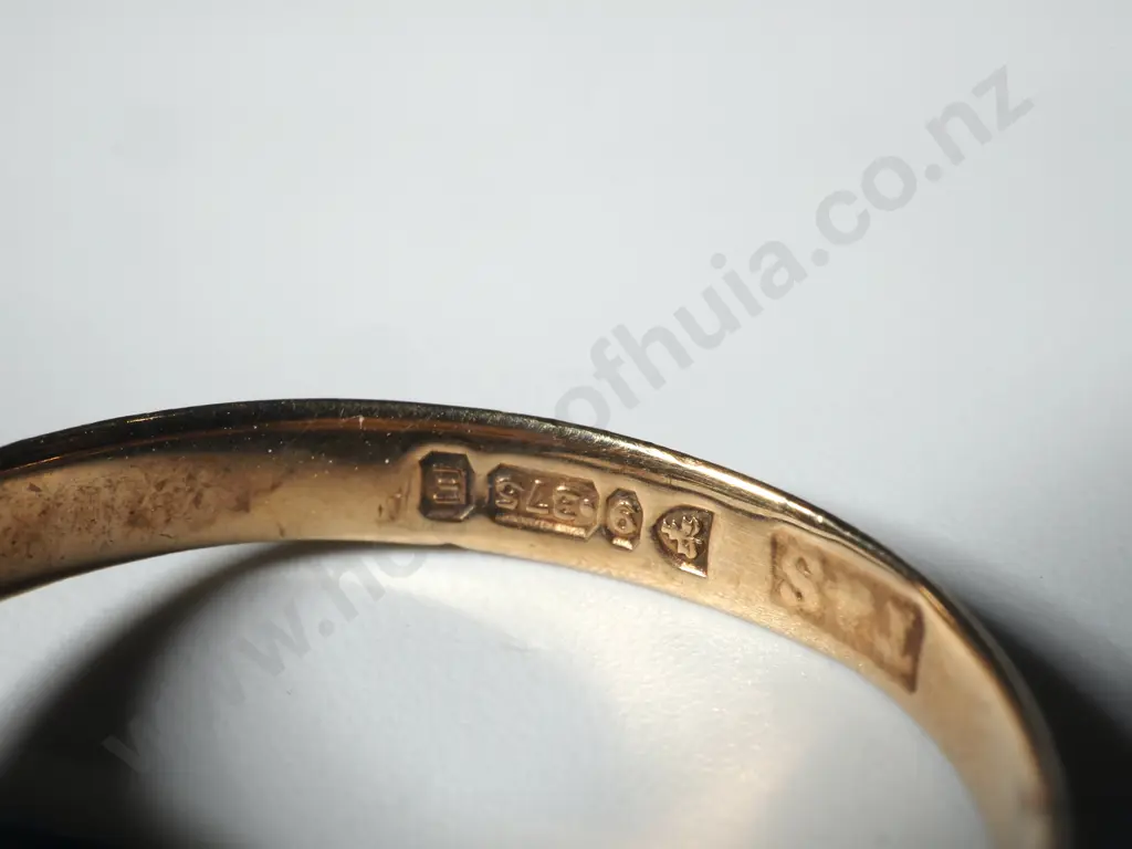9ct Gold Mens Signet Ring. Not Initialled Image 1++