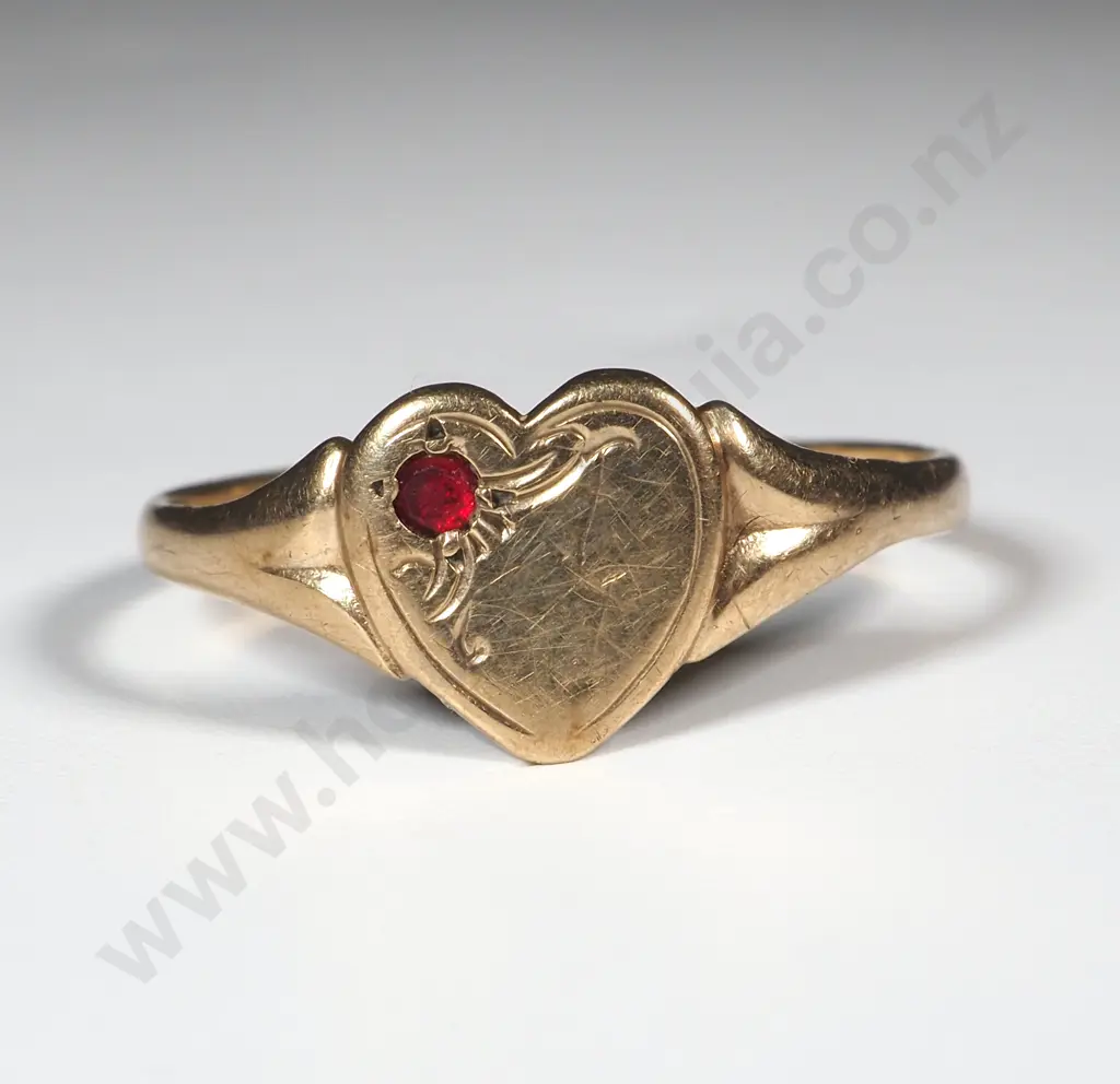 9ct Gold Heart Signet Ring Image 1++