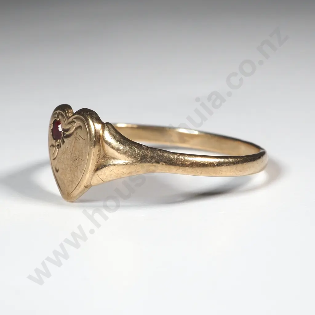 9ct Gold Heart Signet Ring Image 1++