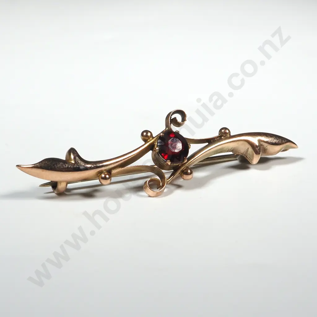9ct Bar Brooch With Garnet Set In Scrolls Image 1++