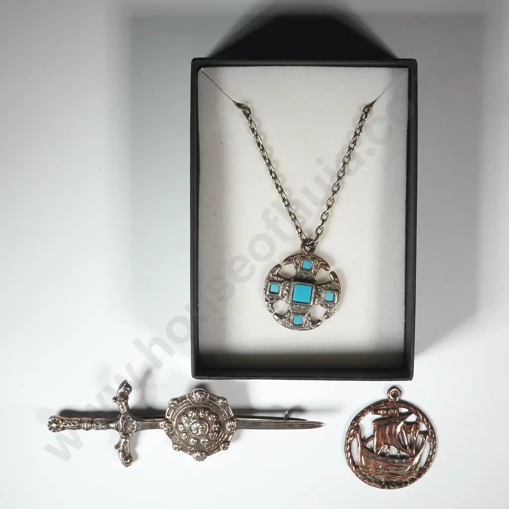 Three Pieces of Costume Jewellery. Image 1++