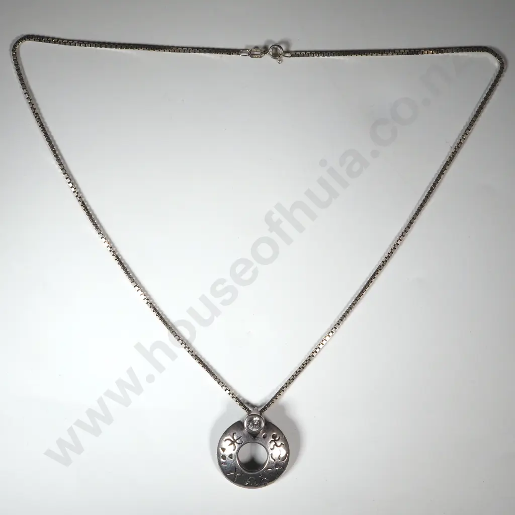 Sterling Silver Chain & Circle & Gem Pendant. Image 1++