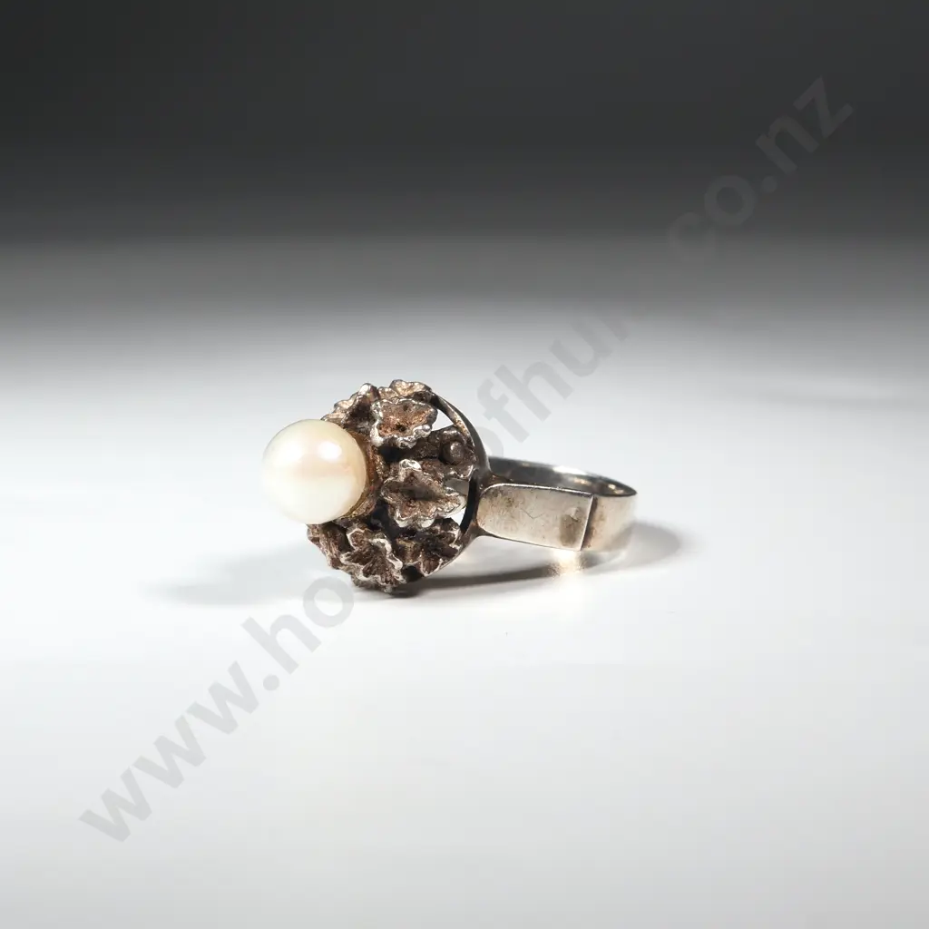 Silver Ring w Pearl in Decorative Mount. Image 1++