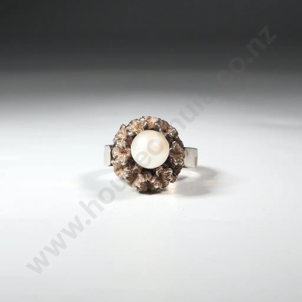 Silver Ring w Pearl in Decorative Mount. Image 1++